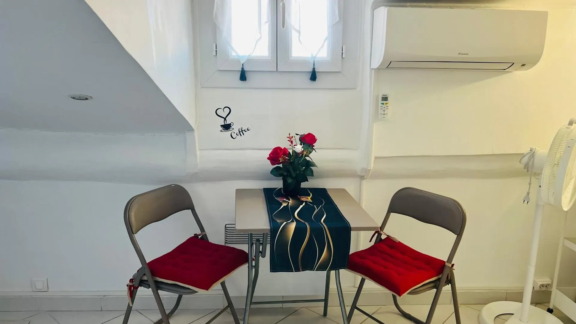 Evasion Romantique Sous Les Toits Au Coeur Du Vieux Niza Apartamento